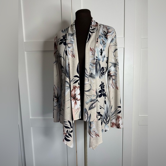 Jostar Slinky Travel Knit Open Front Cascade Hem Floral Print Top Cardigan - Picture 3 of 9